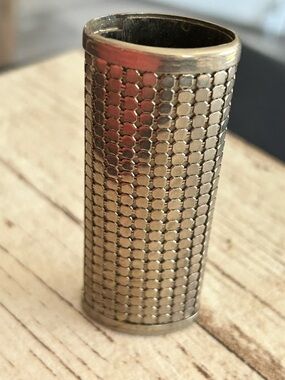 4/$100 David and whiting silver Tone Textured lighter holder